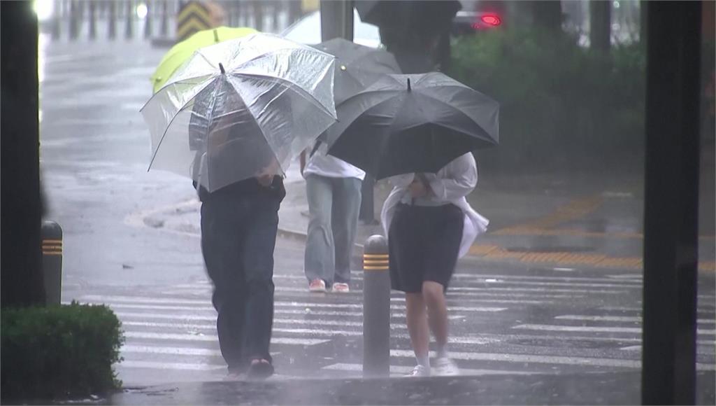 「卡努」颱風登陸南韓帶來狂風暴雨。圖／美聯社、路透社、CNN