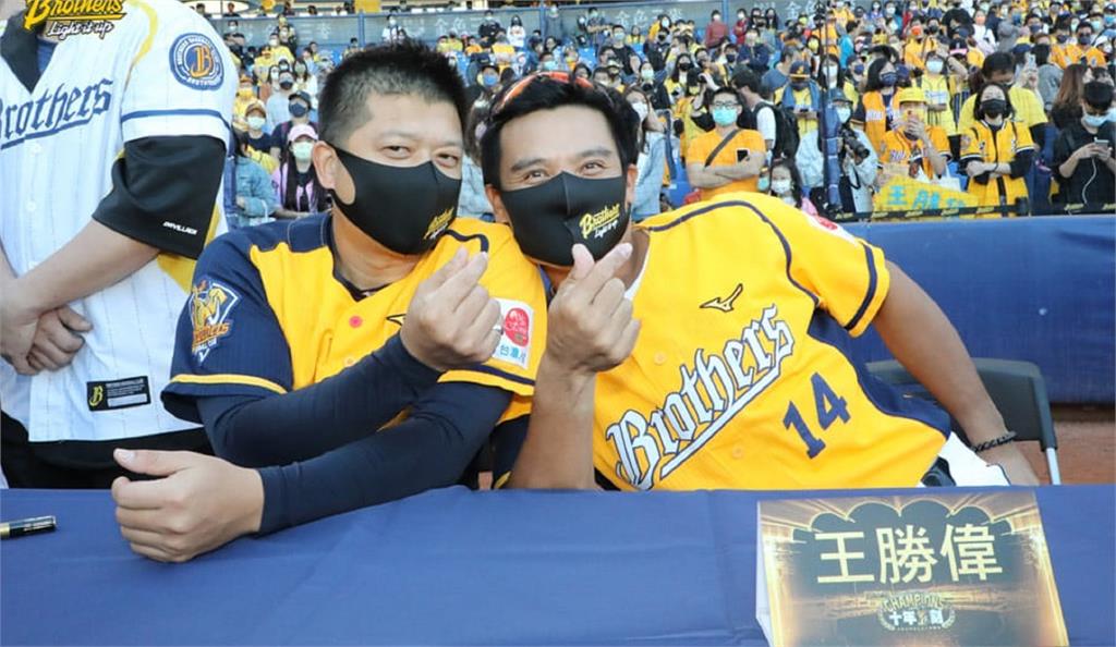 王勝偉（右）新賽季將轉戰富邦悍將。圖／翻攝自Facebook @兄弟Fans Club（資料畫面）