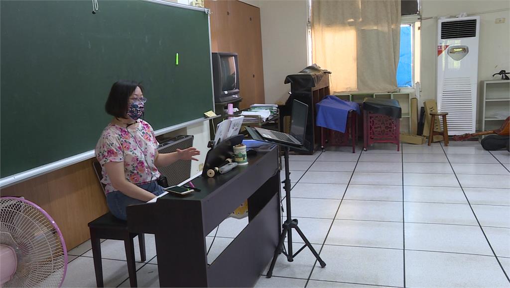 音樂老師透過視訊方式教課。圖／台視新聞