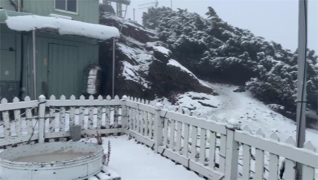 玉山北峰今飄雪！白霧美景一片銀白積雪量2.5公分 周末追雪須注意