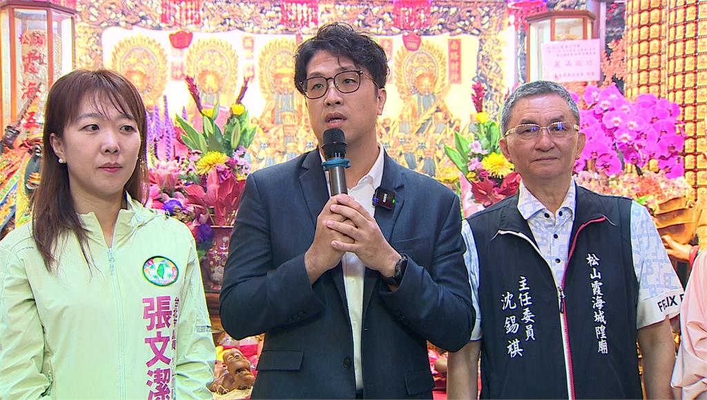 沈伯洋赴霞海城隍廟參拜 展現母雞架勢喊「讓台北更好」