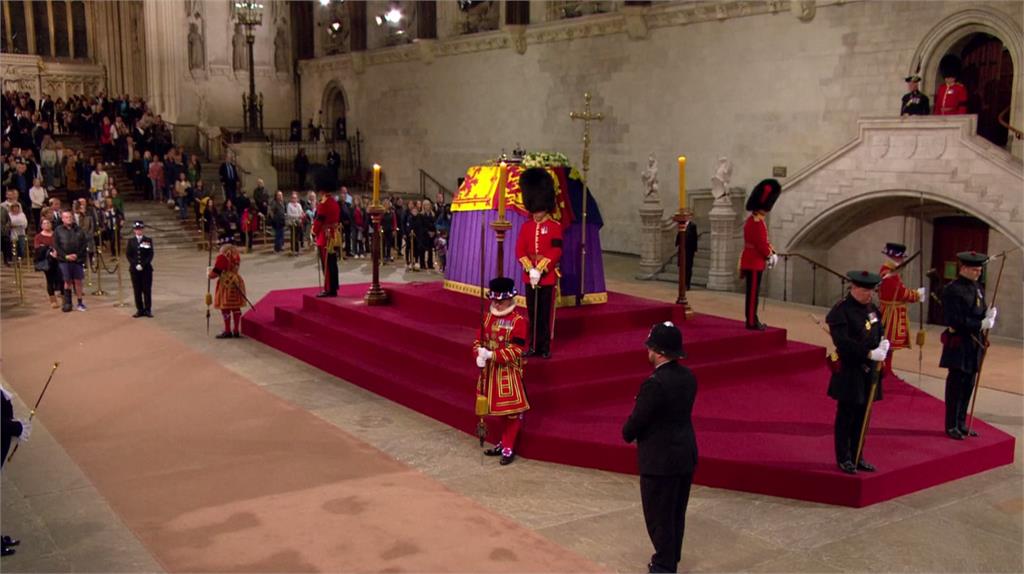 女王靈柩於西敏廳讓民眾瞻仰。圖／美聯社、路透社