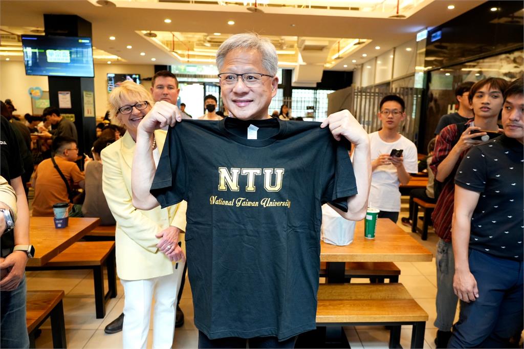 野生黃仁勳出沒台大校園！ 收到校長「NTU T恤」超開心比量