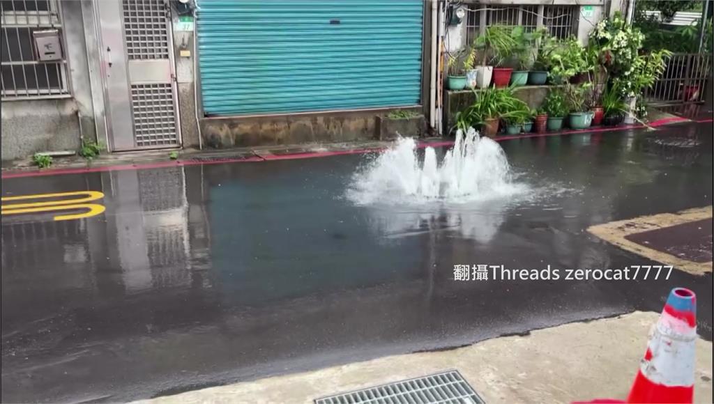台北午後暴雨釀災！內湖多處又淹水　人孔蓋噴泉畫面驚人