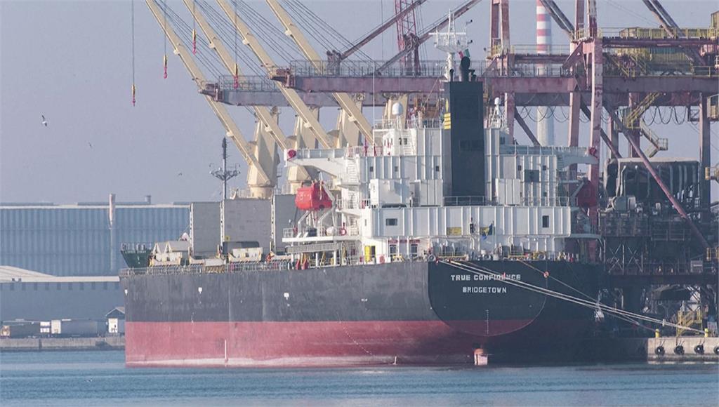 一艘懸掛巴貝多國旗的散裝貨船遇襲釀2死6傷。圖／路透社