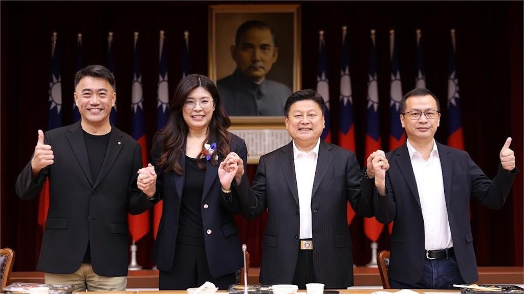 鄭麗文當選國民黨主席的第一個上班日，是拜會立法院國民黨團。圖／翻攝自Facebook@傅崐萁
