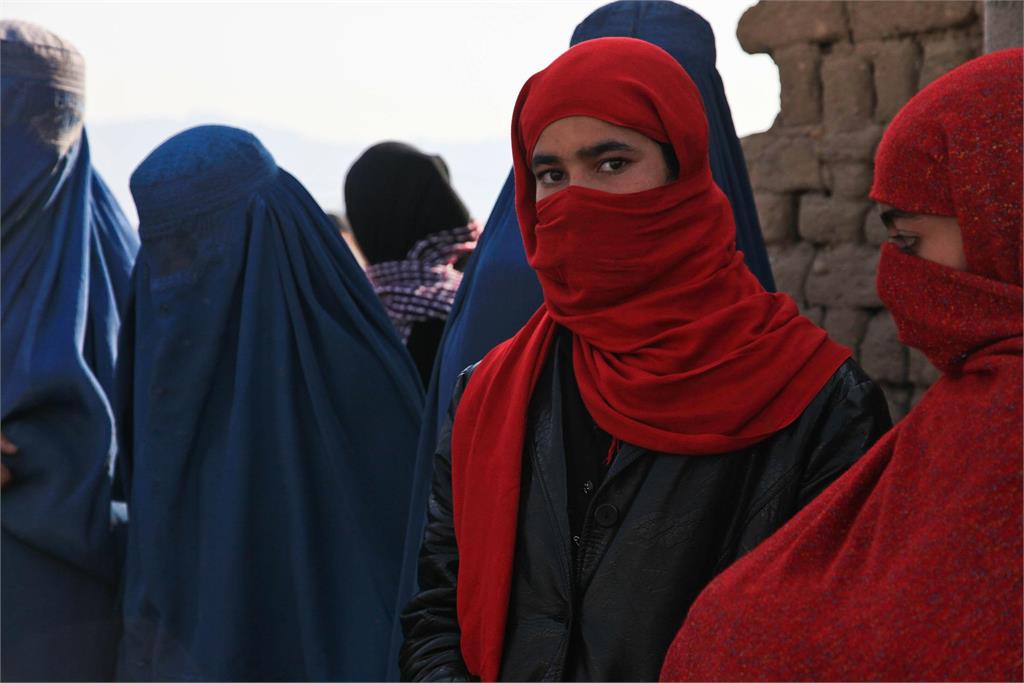 塔利班下令，女性出入公共場合必須穿著「布卡」。示意圖／翻攝自Pixabay@ArmyAmber