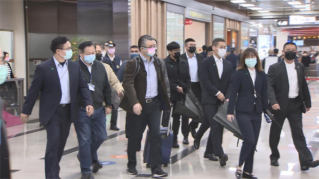 上海市台辦副主任李驍東一行六人上午抵達松山機場。圖／台視新聞