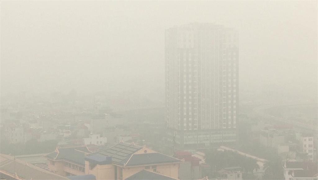 越南首都河內空氣品質亮紅燈，全市被霧霾籠罩。圖／路透社