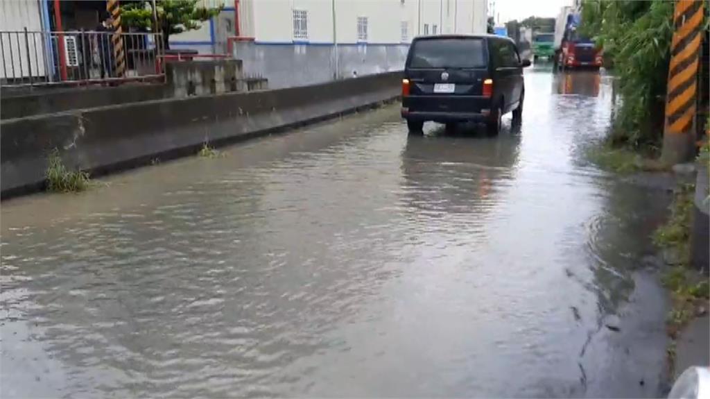 逢大雨必淹！高雄鹽埕新樂街工廠泡水 員工涉水上班