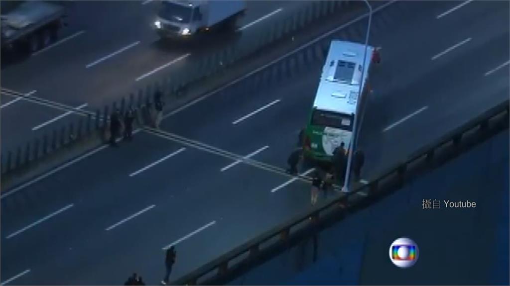 巴西20日傳出巴士劫持事件。圖：翻攝自YouTube