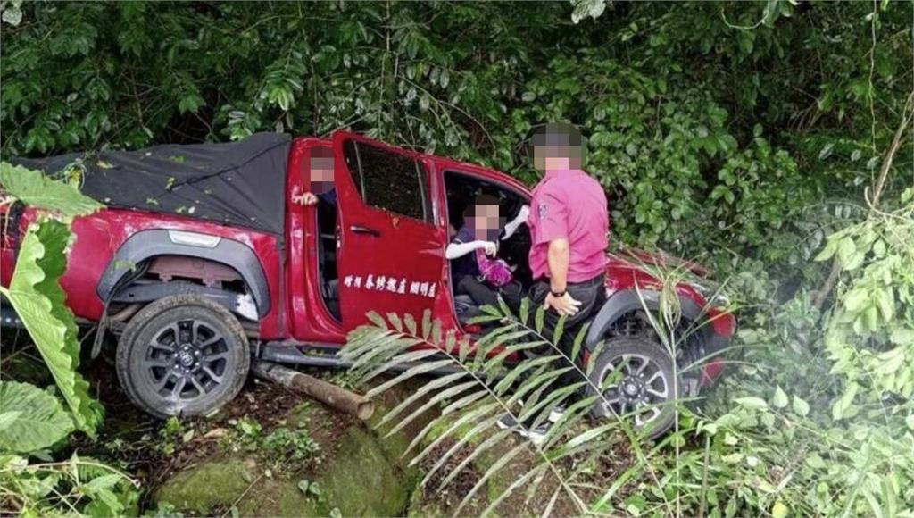 幫浦消防車「煞不住」衝下3米邊坡 3消防員1義消嚇壞受輕傷