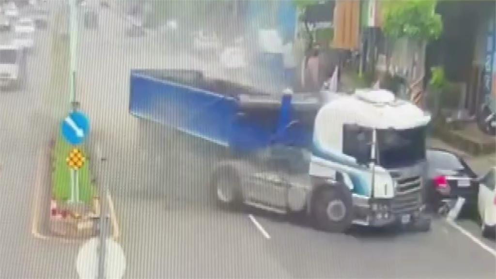 曳引車失控衝對向連撞2車 2男躲超商皆否認駕車