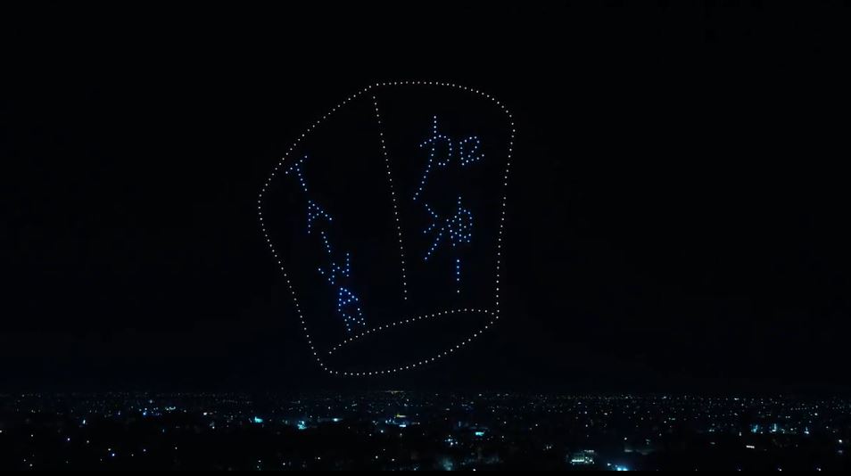 無人機隊排出一個祈福天燈，裡頭還有TAIWAN加油字樣。圖：宣銘國際YouTube