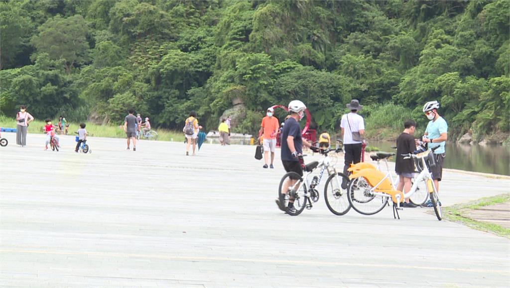 降二級首週末！ 碧潭風景區湧民眾出門透透氣