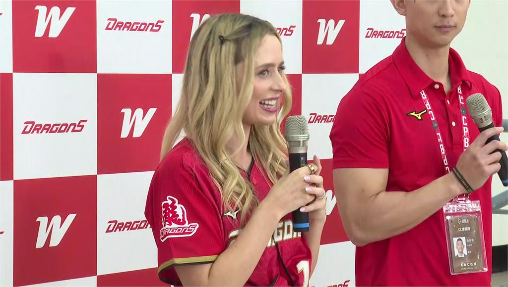 費嫂開球初體驗喊緊張！公公＋費仔親自指導 笑喊想飆145公里