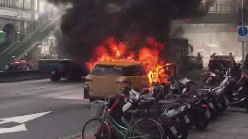 台北市士林區驚傳火燒車意外。圖／台視新聞