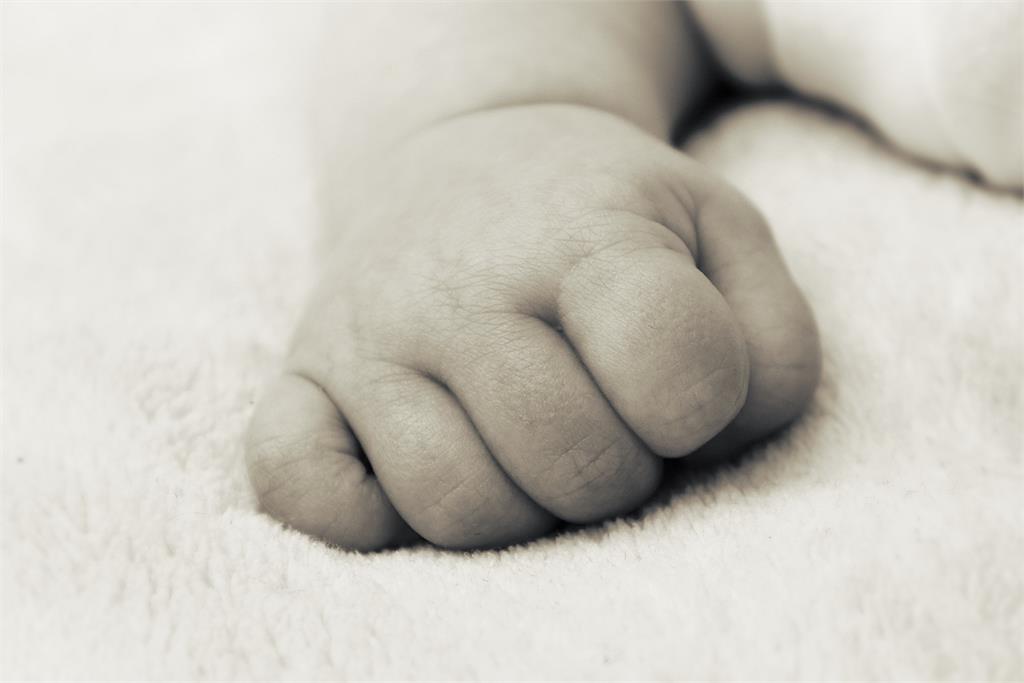 澳洲一名新生兒出生9天就確診新冠肺炎，讓媽媽相當難過自責。示意圖／翻攝自Pixabay