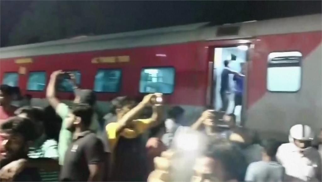 印度奧里薩省3列火車相撞，死傷人數持續攀升。圖／路透社、美聯社