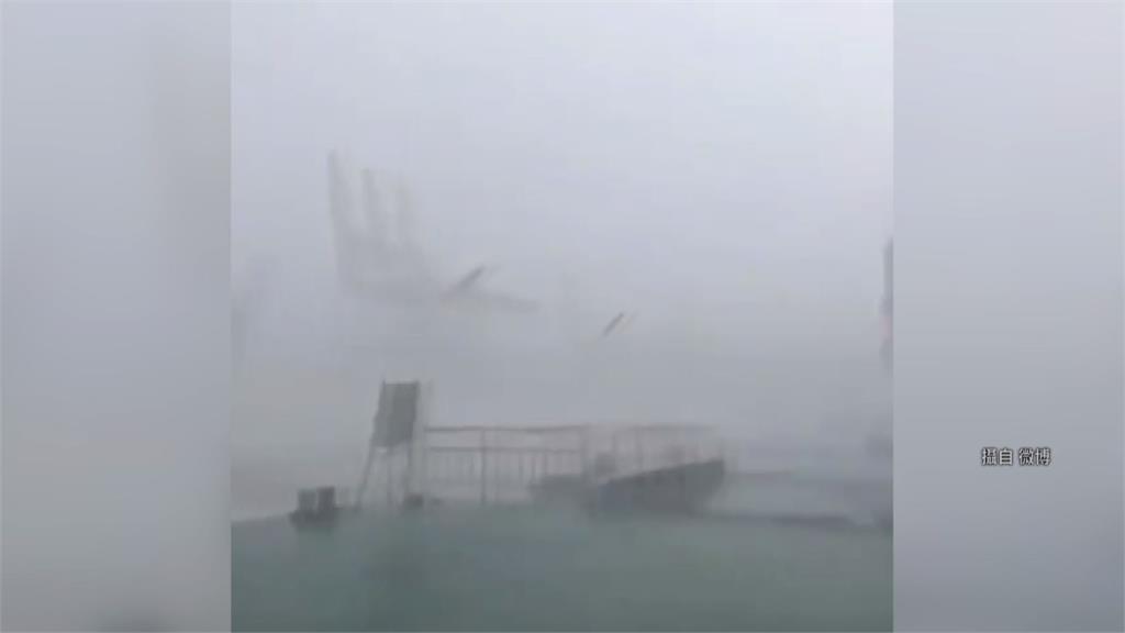 福建中南部各城市遭遇暴雨襲擊，廈門沿海浪高達到2公尺以上，漁船全面進港避風。圖：翻設自微博