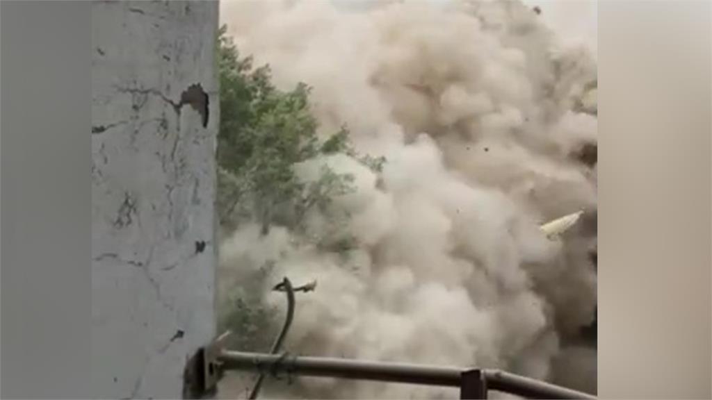 東南水泥廠高塔倒塌瞬間，激起大量揚塵。圖／台視新聞