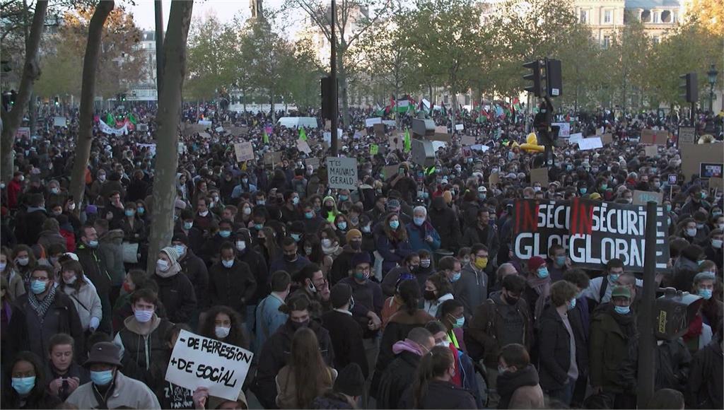 法國民眾上街抗議「整體安全法」。圖：台視新聞