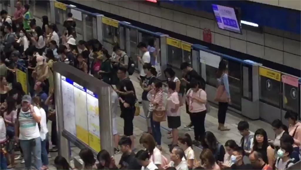 江子翠站系統異常，導致板南線班次大亂，月台擠滿人潮
