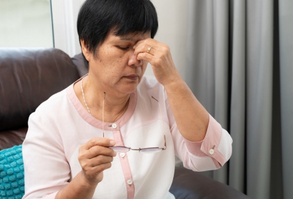 度數突加深恐是白內障！醫揭「4類型表現」差很大 不一定都看不清楚