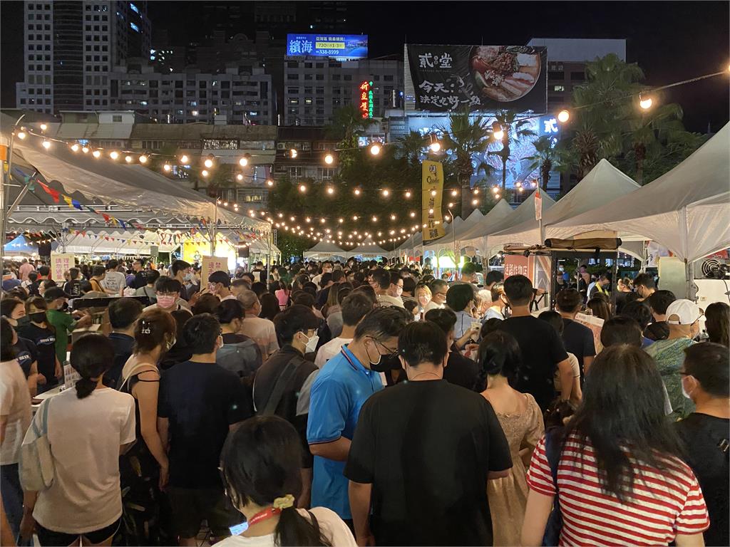 高雄的全國鹹酥雞嘉年華首日湧入超過3萬人潮。圖／高雄市政府觀光局提供