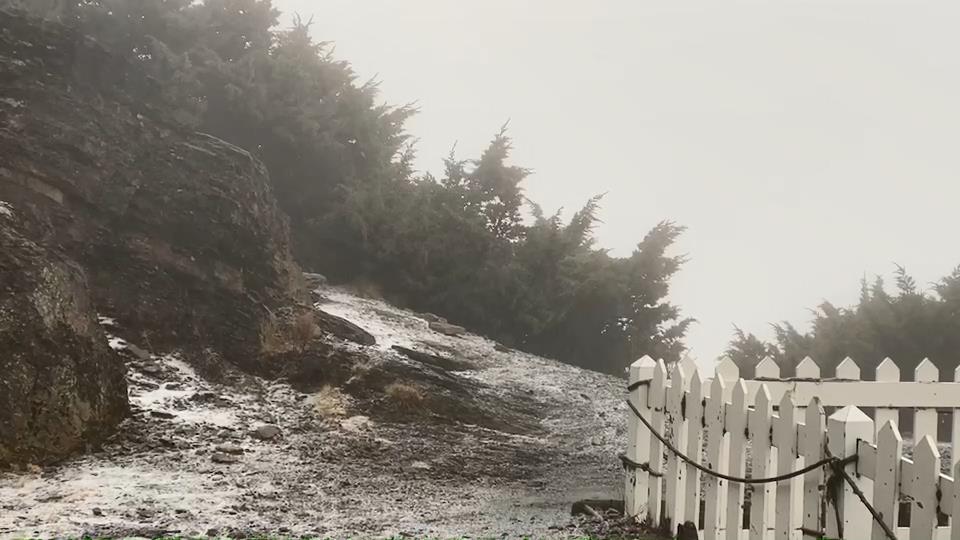 玉山上午7時5分降雪了！ 持續10分鐘「銀白雪景...