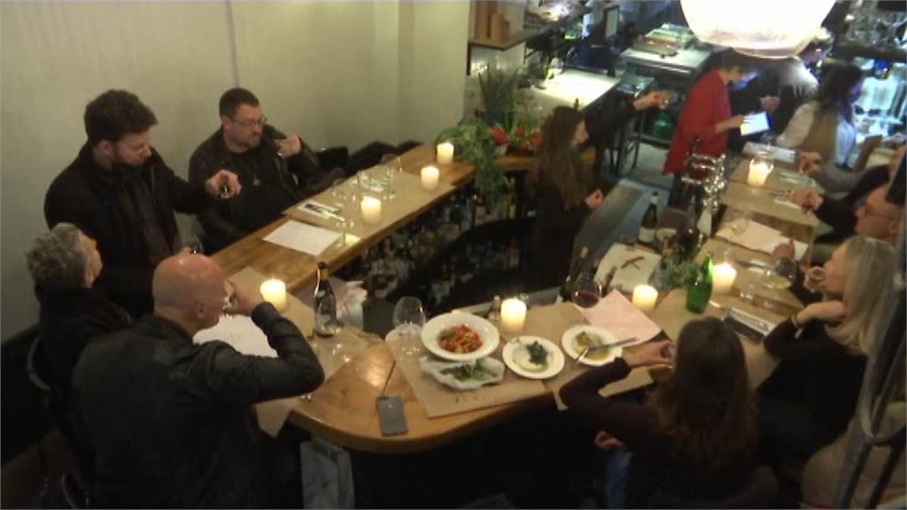 以色列開放民眾持綠色通行證，到餐廳、酒吧和咖啡廳用餐。圖：AP Direct