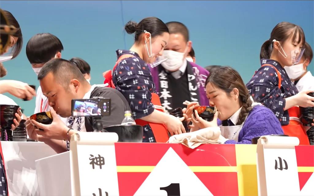 小慧奪日本「元祖一口麵全日本大賽」女子組第二名。圖／翻攝自Facebook@yahui0215