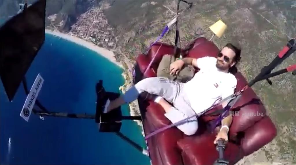 土耳其男子哈珊高空飛行，途中還換了拖鞋、喝著可樂、吃著餅乾、看著電視。圖：翻攝YouTube