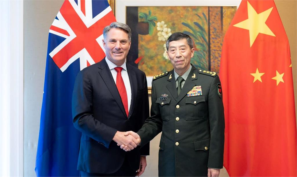 澳洲防長馬勒斯（左）、中國國防部長李尚福（右）。圖／翻攝自Twitter@RichardMarlesMP