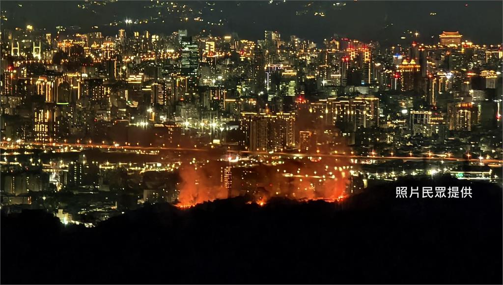 樹林大同山晚間發生火警，疑似登山客不慎觸高壓電引發火勢。圖／民眾提供