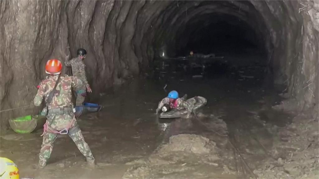 尼泊爾洪災現奇蹟 2人困隧道9天後獲救