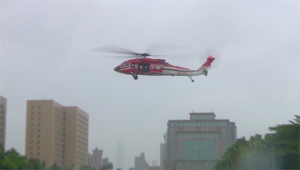國軍UH-60M黑鷹直升機今天上午為國慶大典進行預演。圖：台視新聞