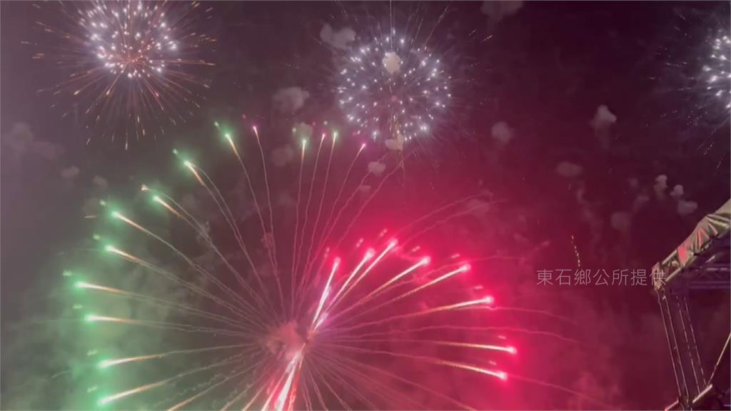 東石煙火秀吸萬人朝聖 居民回家「寸步難行」崩潰