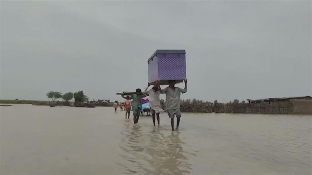 巴基斯坦面臨世紀洪災，3300多萬人民淪為災民。圖／畫面攝自AP