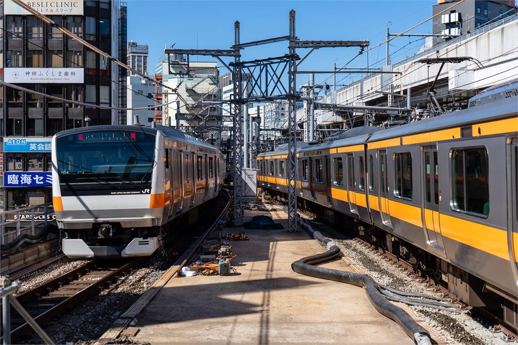 疑變電所起火導致東京「JR山手線列車」暫停營運。示意圖／翻攝自Unsplash