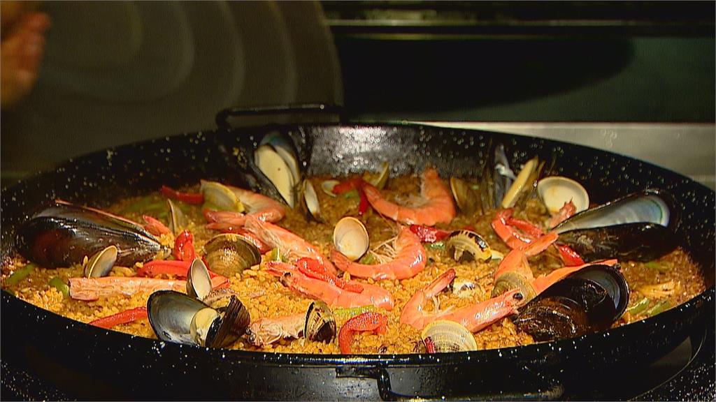 黃澄澄的西班牙海鮮燉飯，上面滿滿海鮮，令人垂涎三尺。圖：台視新聞