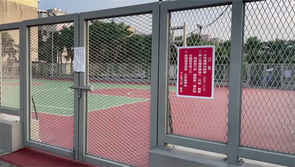 基隆一處公共籃球場為防止民眾違規騎車進入，無預警封閉。圖／台視新聞
