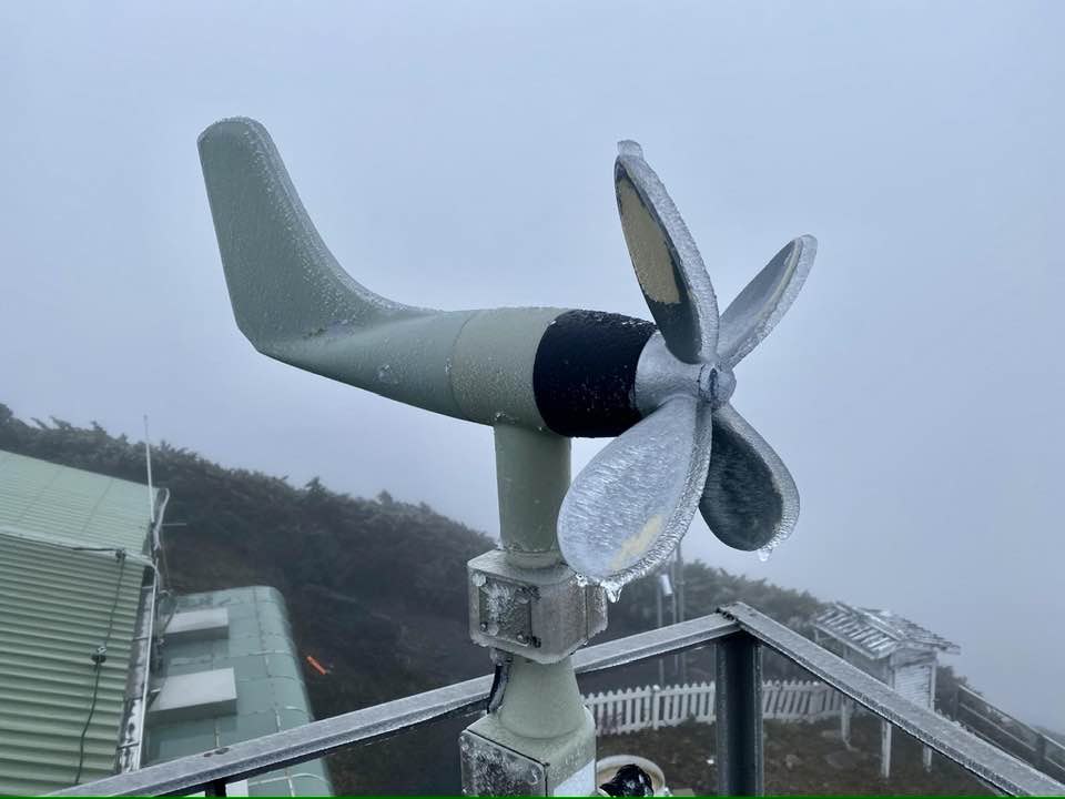 玉山北峰氣象站的小飛機風標結冰。圖／翻攝自Facebook@mdc.cwb