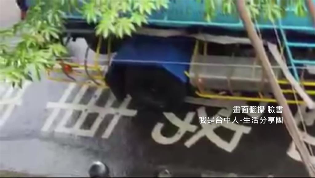 民眾抓包水車在路邊偷排水。圖／台視新聞