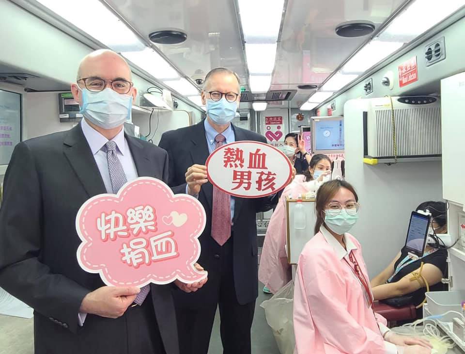 AIT處長酈英傑（中）捐熱血，回報台灣。圖／翻攝自美國在台協會 AIT臉書