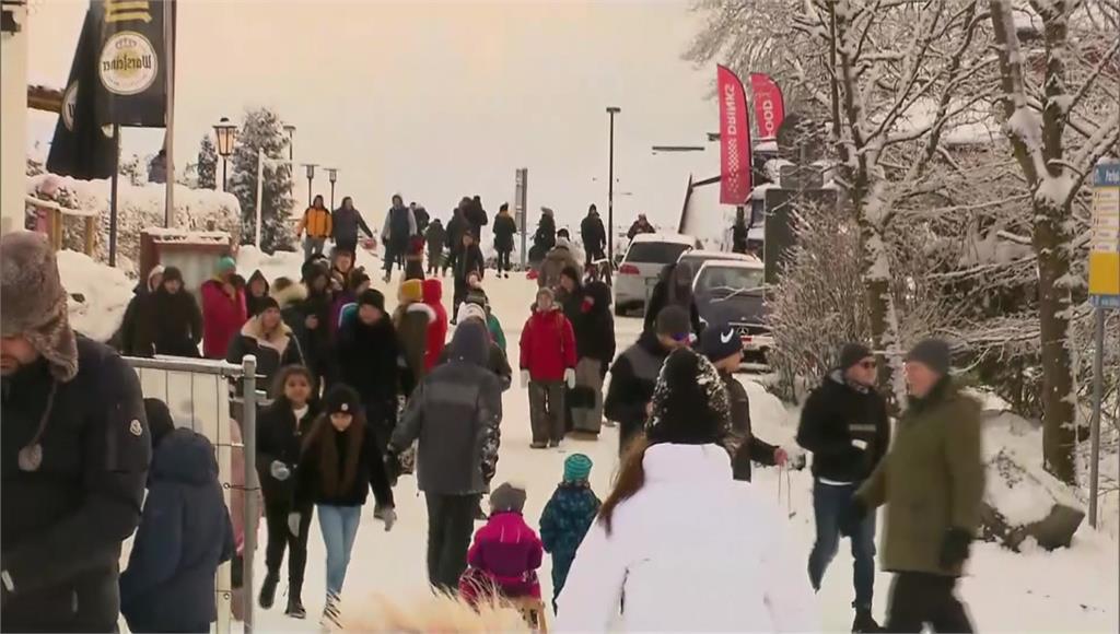 德國滑雪勝地溫特貝格市湧入大量遊客。圖：AP