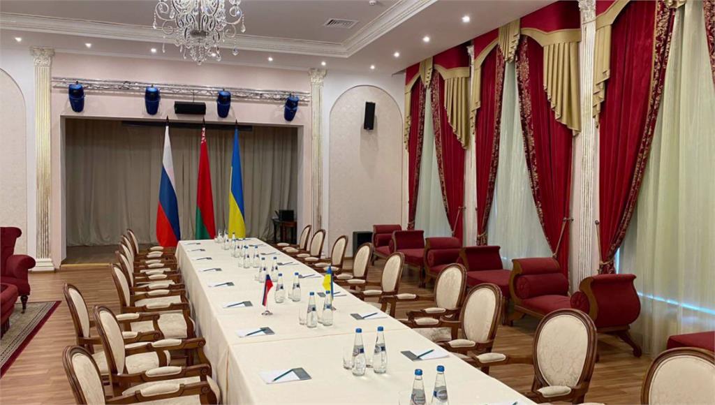 白俄羅斯外交部在推特上發布一張會議廳的照片。圖／翻攝自Twitter@belarusmfa