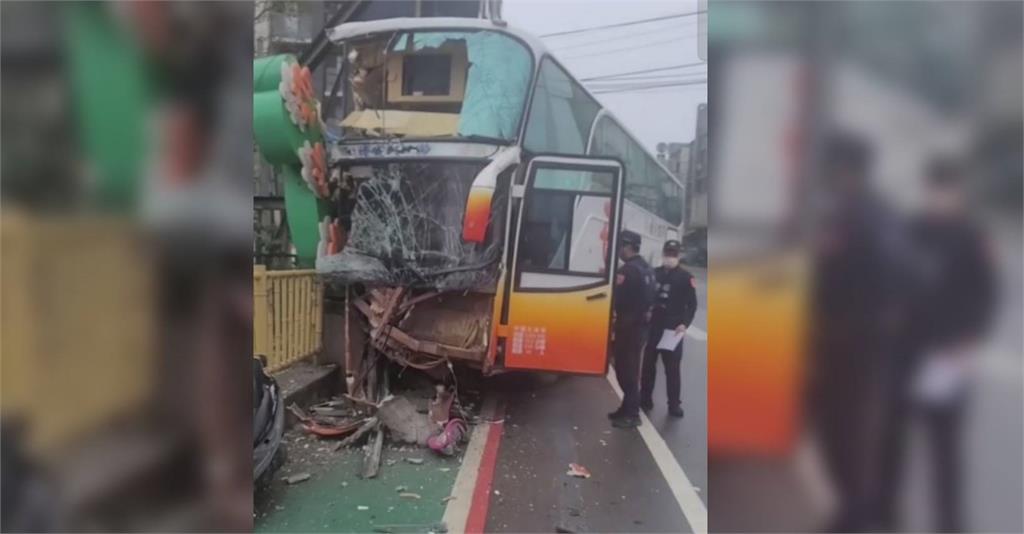 竹東高中校車的車頭撞得稀爛。圖／台視新聞