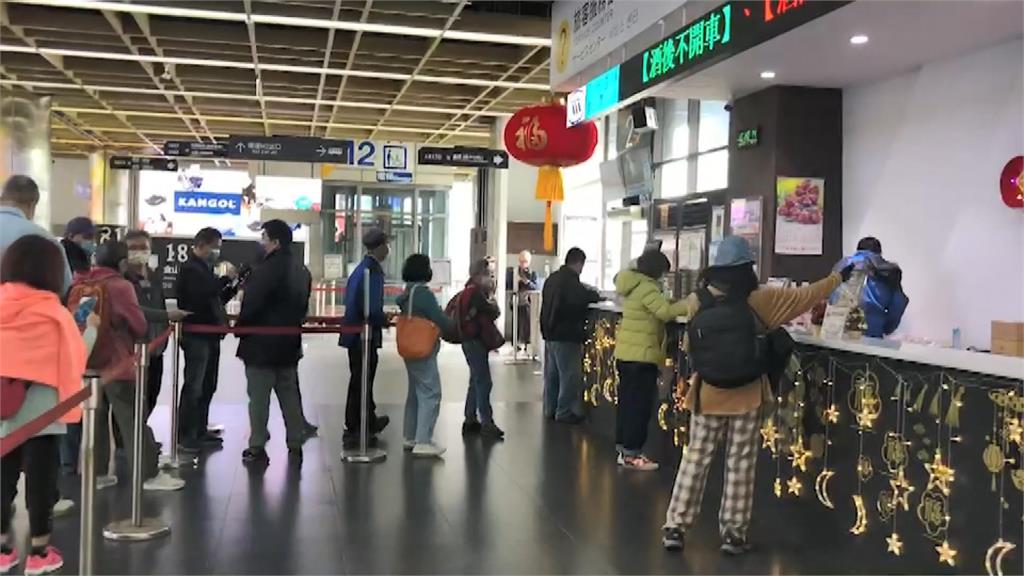 台北轉運站出現排隊購票人潮。圖／台視新聞