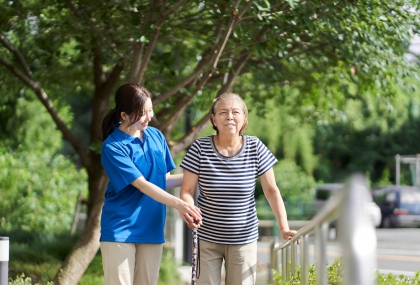 走一段就想坐下？「4跡象」可能是脊椎狹窄 醫警告：嚴重恐失禁